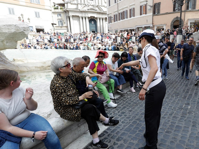 羅馬擬法規管遊客在公眾場所的行為。　　AP圖片