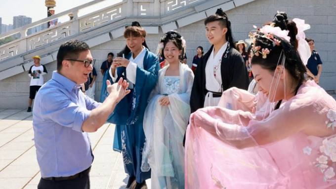 鄧炳強率青年領袖訪陝西，學員在大唐芙蓉園換上漢服感受盛世長安的滋味。 保安局FB