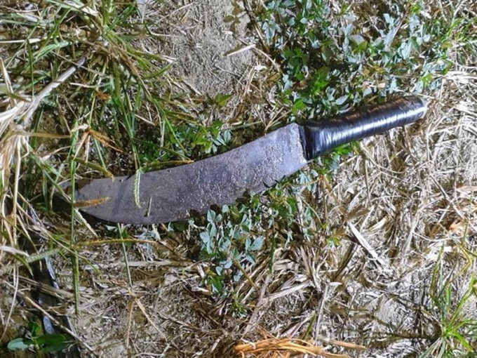 警方在草叢中找到犯案凶刀。中時