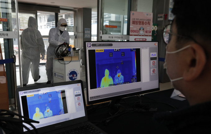 韩国加强机场防疫工作。AP
