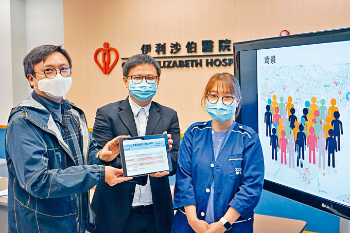 九龍中醫院聯網資訊科技系統經理鄭宏（中）稱，當護士掃描病人的條碼，系統便可核對病人是否來自疫廈。