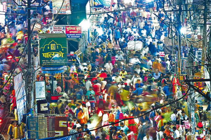 印度人口預期明年超越中國。圖為印度北方邦阿拉哈巴德市一個市集人山人海。　
