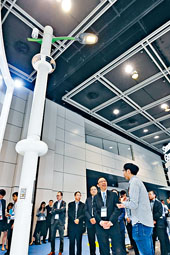 ■國際資訊科技博覽豎立了智慧燈柱原型。