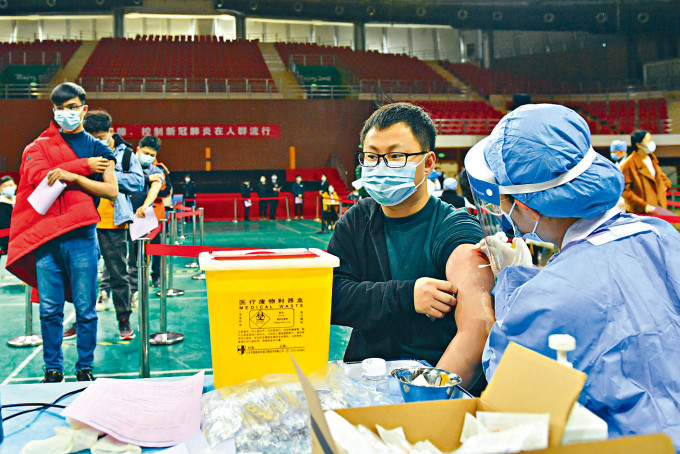 北京理工大学学生在校内接种疫苗。