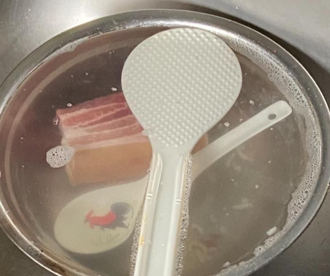 网友昨日竟于正在浸洗的碗碟中，发现一嚿正在解冻的生猪肉。Dcard图片