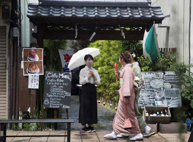 日本呼籲民眾疫情下避免旅遊和返鄉。AP