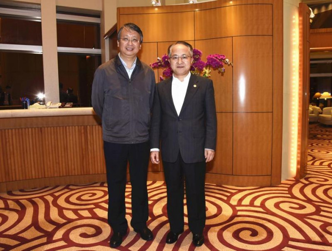 沈春耀（左）昨日与王志民（右）。中联办网站图片