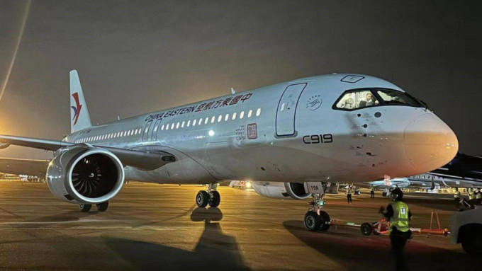 首架C919客机从上海虹桥机场飞往新加坡。 China Daily