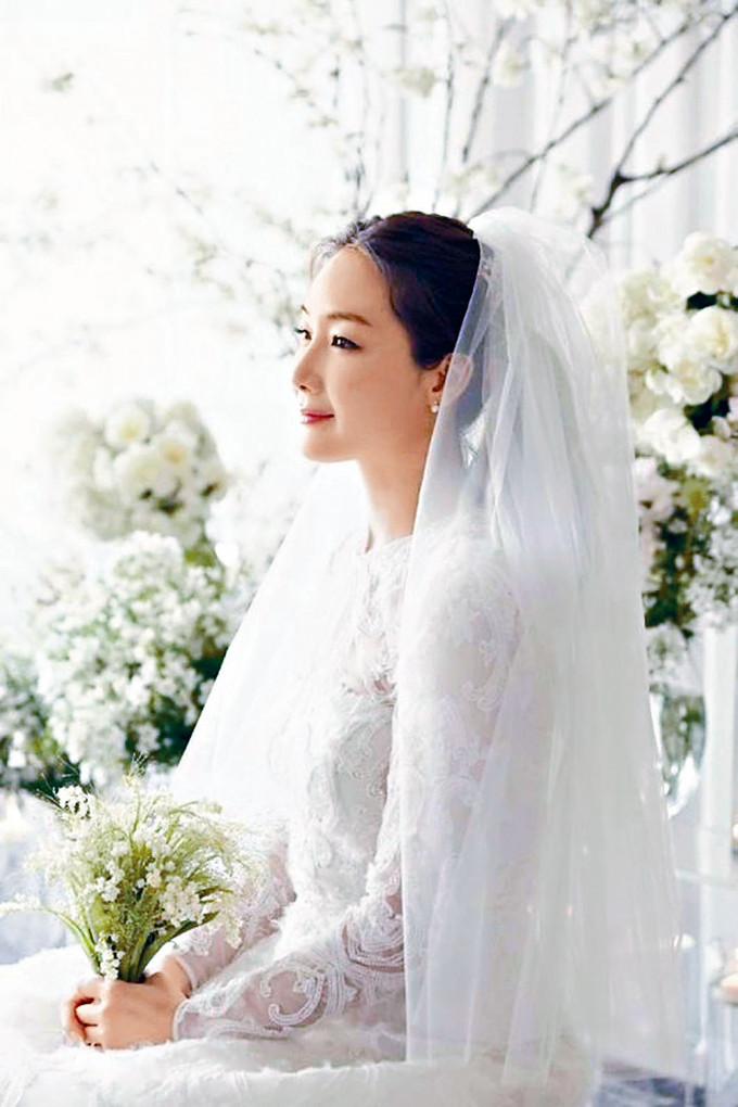 前年與圈外人結婚的崔智友，昨日於首爾誕下B女，首為人母。