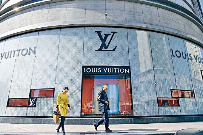 法国奢侈品牌集团LVMH公布，首季销售录明显反弹，期内收入按年增长近30%，至近140亿欧罗。