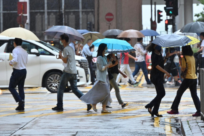 预料香港有狂风雷暴。