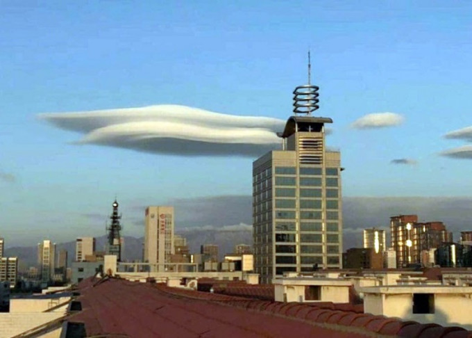 寧夏銀川上空出現疑似「UFO」的雲彩。網圖