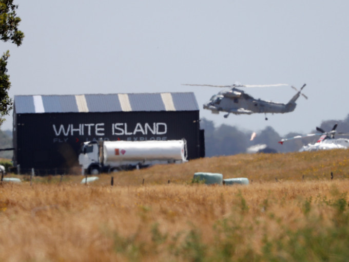 纽西兰军方派出精锐部队，清晨由直升机登上怀特岛，成功移离六具遗体。AP