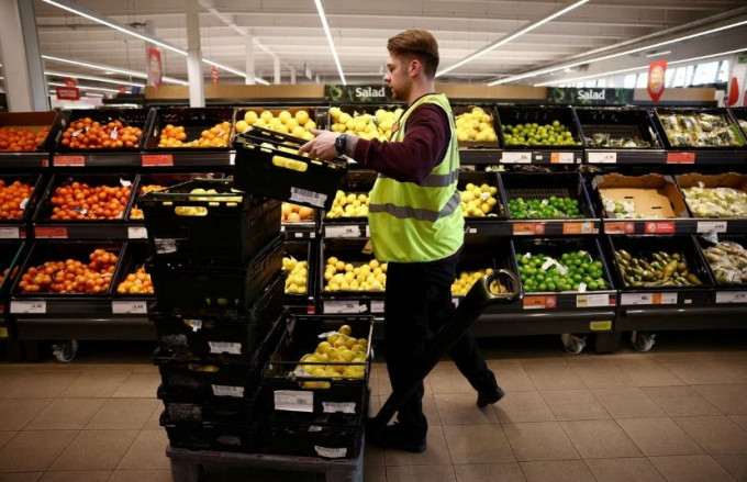 伦敦一家超市职员正在将水果上架。路透社