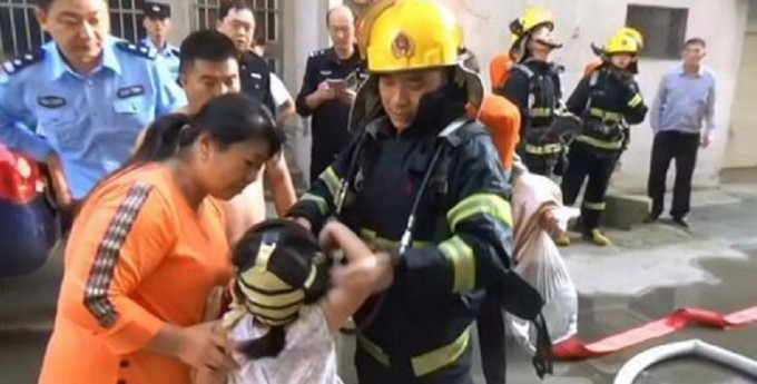 小女童掉纸条通知消防被困。网上图片