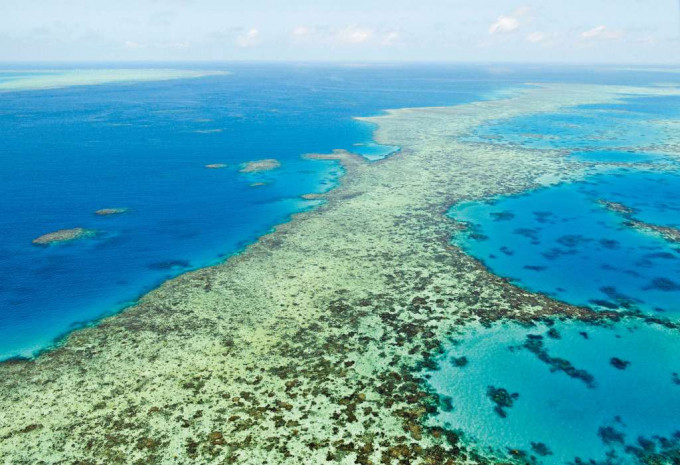 空拍圖像顯示澳洲大堡礁二〇一七年出現大規模白化現象。
