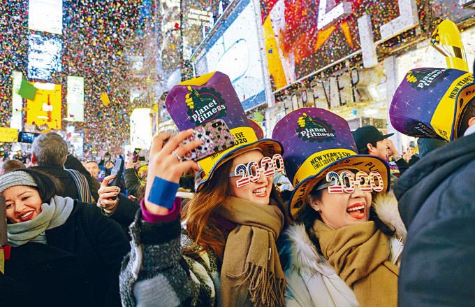 ■民眾在紐約時代廣場慶祝二○二○新年。