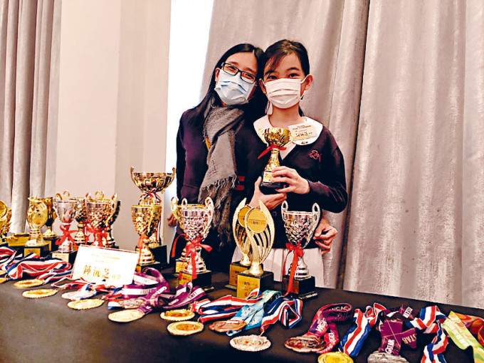 獲獎的小六生鍾沅芝（右）希望堅持藝術創作，以獎學金買畫具和參加繪畫班。　　　　　　　　　　　