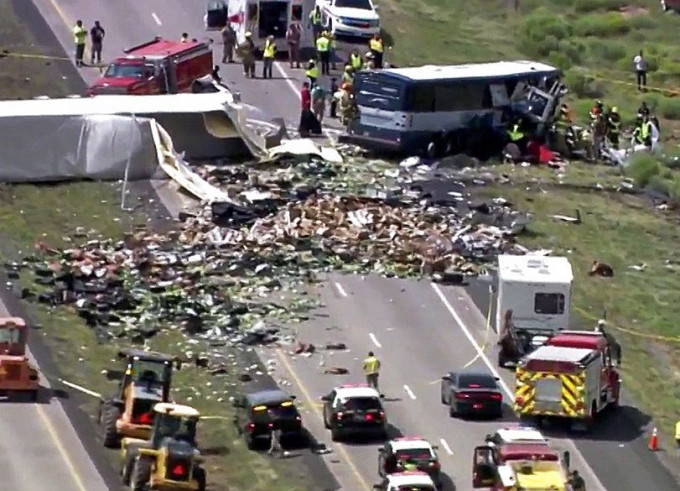 美國新墨西哥州有一部灰狗長途巴士與貨車相撞，造成至少6人死亡，逾40人受傷。AP圖片