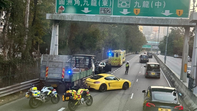 沙田路發生三車串燒意外。fb：香港突發事故報料區