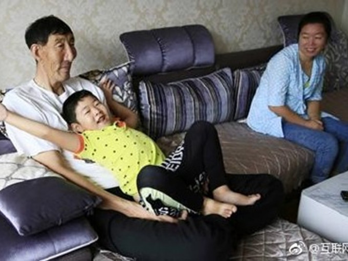 中國第一巨人身高超過2米的鮑喜順，與細28歲的妻子14年前誕下一名兒子。微博互聯網速遞圖片