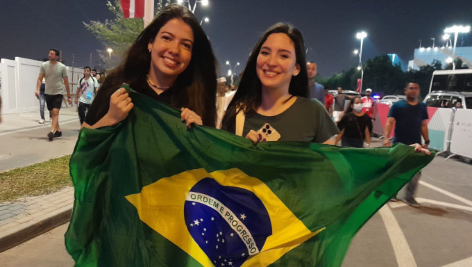巴西女球迷Giordana（右）與Mariana（左）對免費地鐵安排讚不絕口。王嘉豪攝