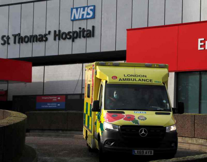 英国传媒报道伦敦3家医院的深切治疗部床位已爆满。AP