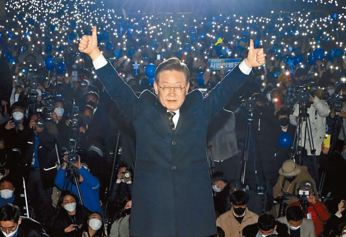 執政共同民主黨候選人李在明，周二在首爾出席造勢集會。