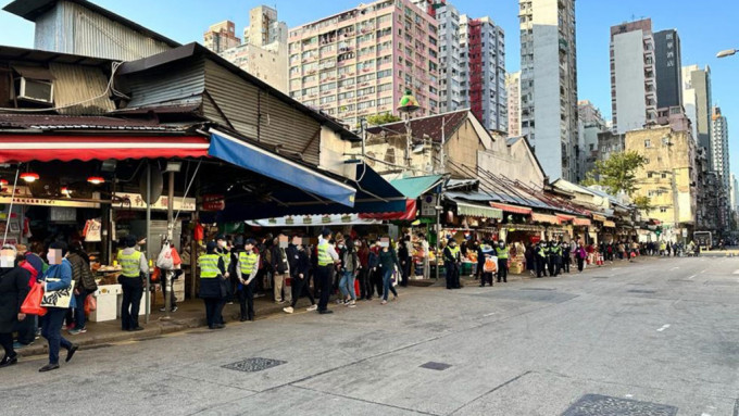 警方与食环署人员于油麻地新填地街及上海街一带执行「政府打击衞生黑点计划」。警方提供