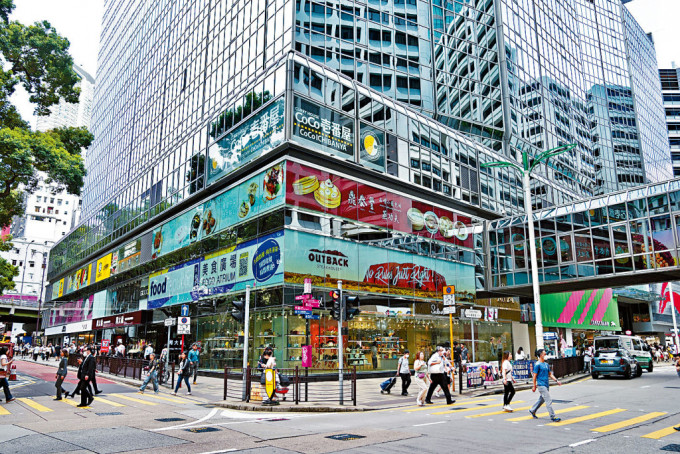 广东道新港中心地下至2楼单边巨铺，由内地过江龙「老铺黄金」承租。