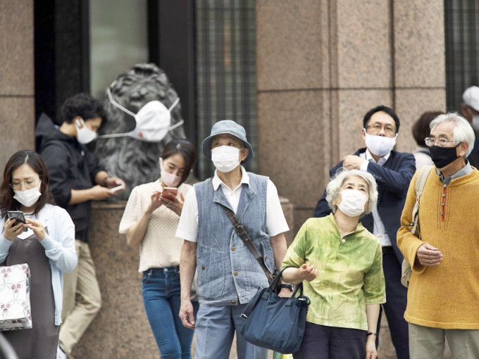 日本保健所的防疫文宣呼吁民众不要与外国人用餐，引起争议。AP