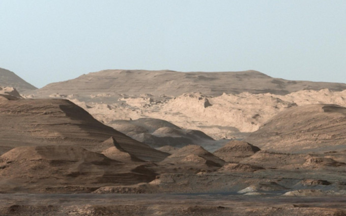 好奇號火星車全景相機所拍攝的蓋爾撞擊坑中夏普山的層狀沉積岩。港大相片