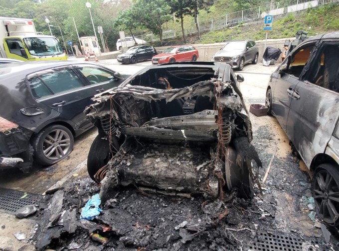 位於中間的私家車車尾被燒至變形。