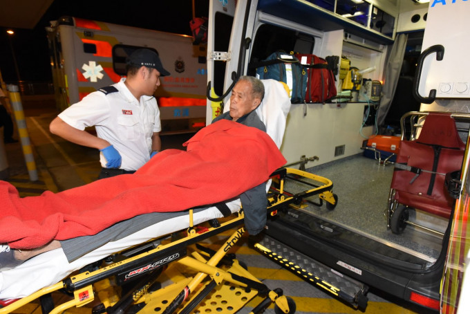 男子由救護車轉送將軍澳醫院治理。