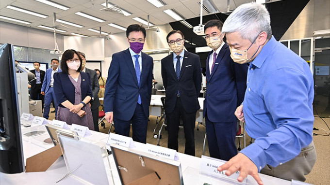 孫東在創新科技署署長潘婷婷（左一）陪同下，參觀香港應用科技研究院（應科院）。政府新聞處圖片