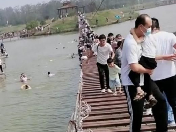 郑州中牟县雁鸣蟹岛度假村吊桥断裂，导致十多人落水。网图