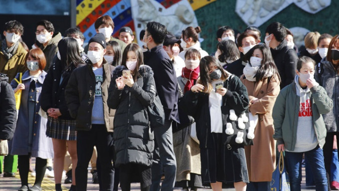 日本新冠病毒單日確診再創新高。AP資料圖片
