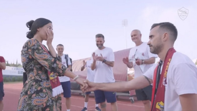 羅馬球迷在探班時向女友求婚。 羅馬Twitter圖片