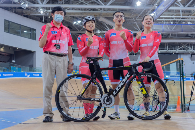 沈金康教練(左)、李慧詩及李海恩已經準備好前往參加東京奧運。 香港單車總會圖片