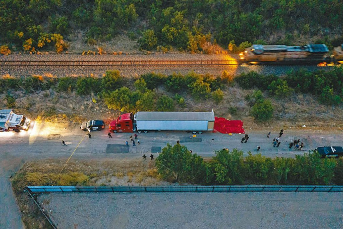 事發的人蛇貨車周一停泊德州聖安東尼奧的路旁，執法人員到場善後。