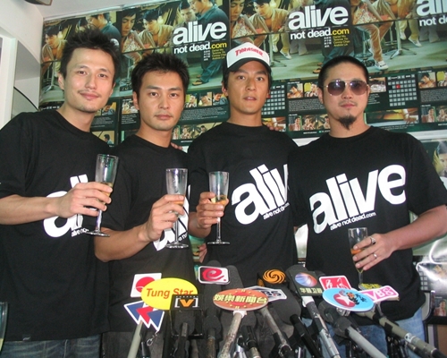2005年组成Alive。