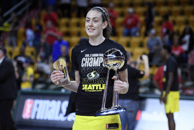 庇亚娜史钊活手持WNBA总冠军和总决赛MVP奖杯。AP