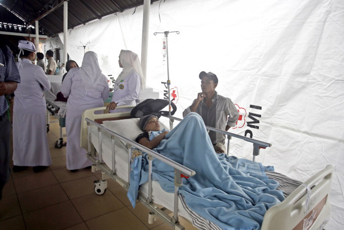 印尼旅游胜地龙目岛 地震，死亡人数增至最少142人。AP