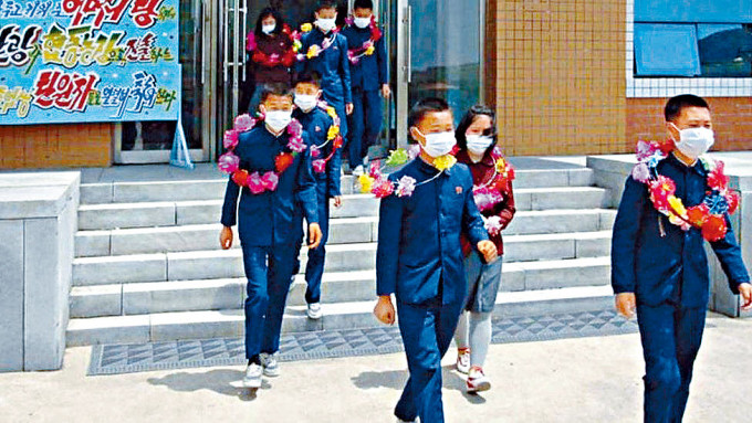 ■北韓一批據稱「自願」到全國各地當勞工的孩童，工作前出席一個獎勵儀式。
