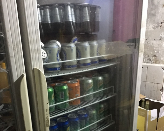 警方检获约144支啤酒及约30罐啤酒。警方提供