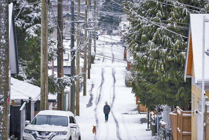 ■温哥华上周六一夜间积雪遍地。