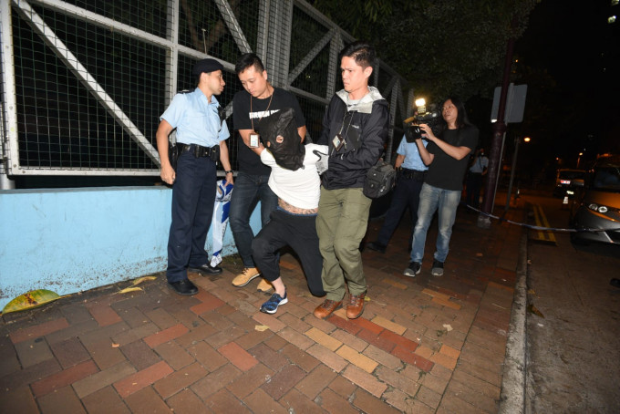 警荃灣截毒品快餐車，可疑男稱被毆。
