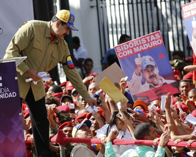 反對黨派抨擊馬杜羅企圖操控大選，藉以確保自己勝出連任。AP