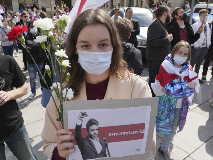 華沙有數以百計民眾集會聲援普羅塔塞維奇。AP