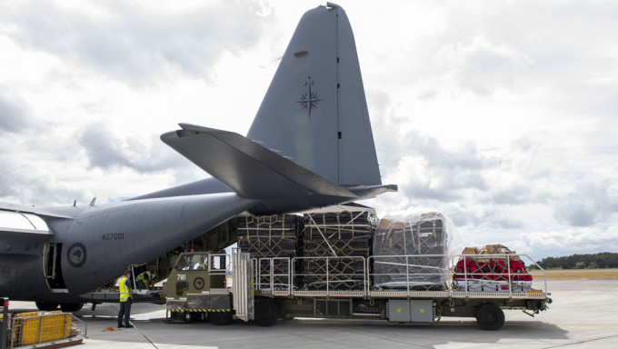 纽西兰C-130运输机将前往汤加，以「无接触」方式运载救援物资至当地。AP图片